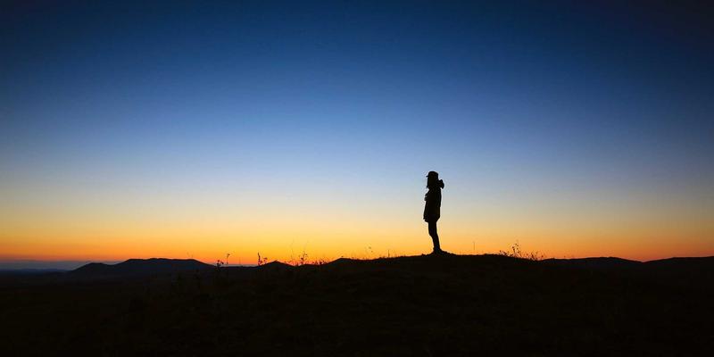 从Kelsey Soronen的职业生涯看现代记者发展：工业艺术与作品集设计的跨界启示