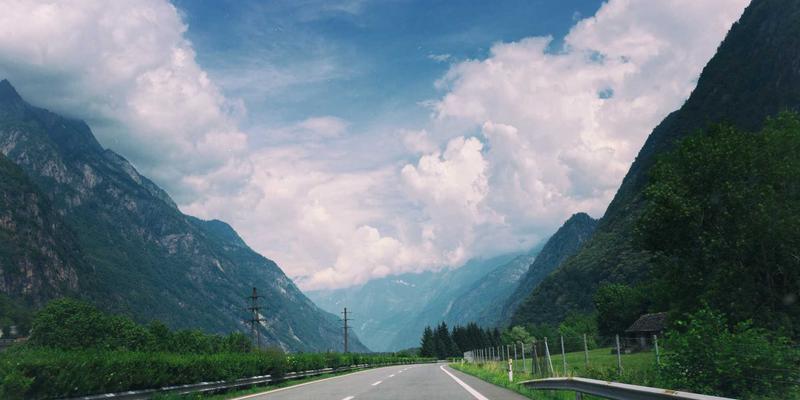 从工业艺术到新闻叙事：Kelsey Soronen的创意作品集如何重塑编辑室艺术设计